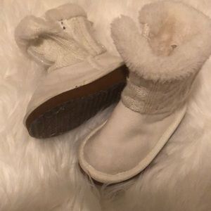 Super cute boots with the fur.